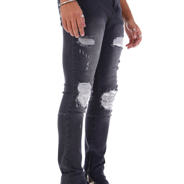 Ausgestellte Jeans mit Reißverschluss, Rissen und weißen Rippen.