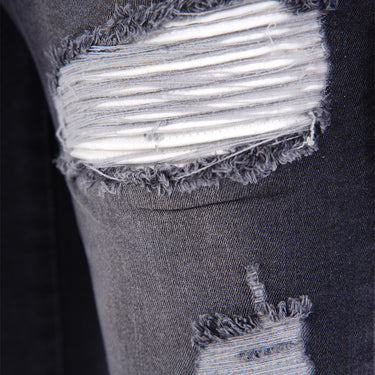 Ausgestellte Jeans mit Reißverschluss, Rissen und weißen Rippen.